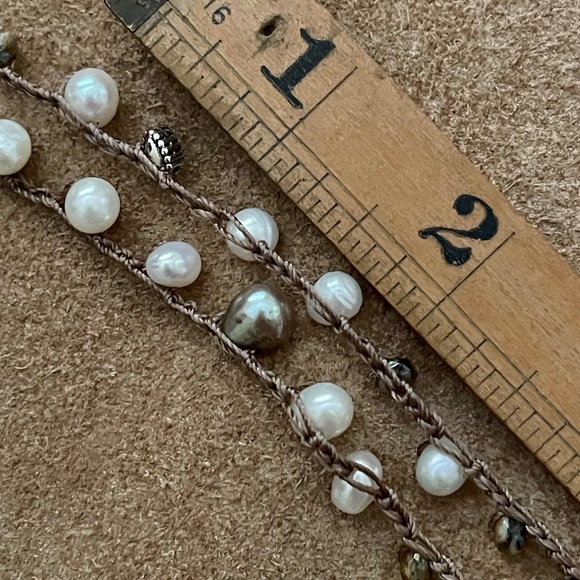 ARTISAN Necklace “Pearl Amor” on Medium Brown Long Crocheted Wrap - Picture 9 of 13